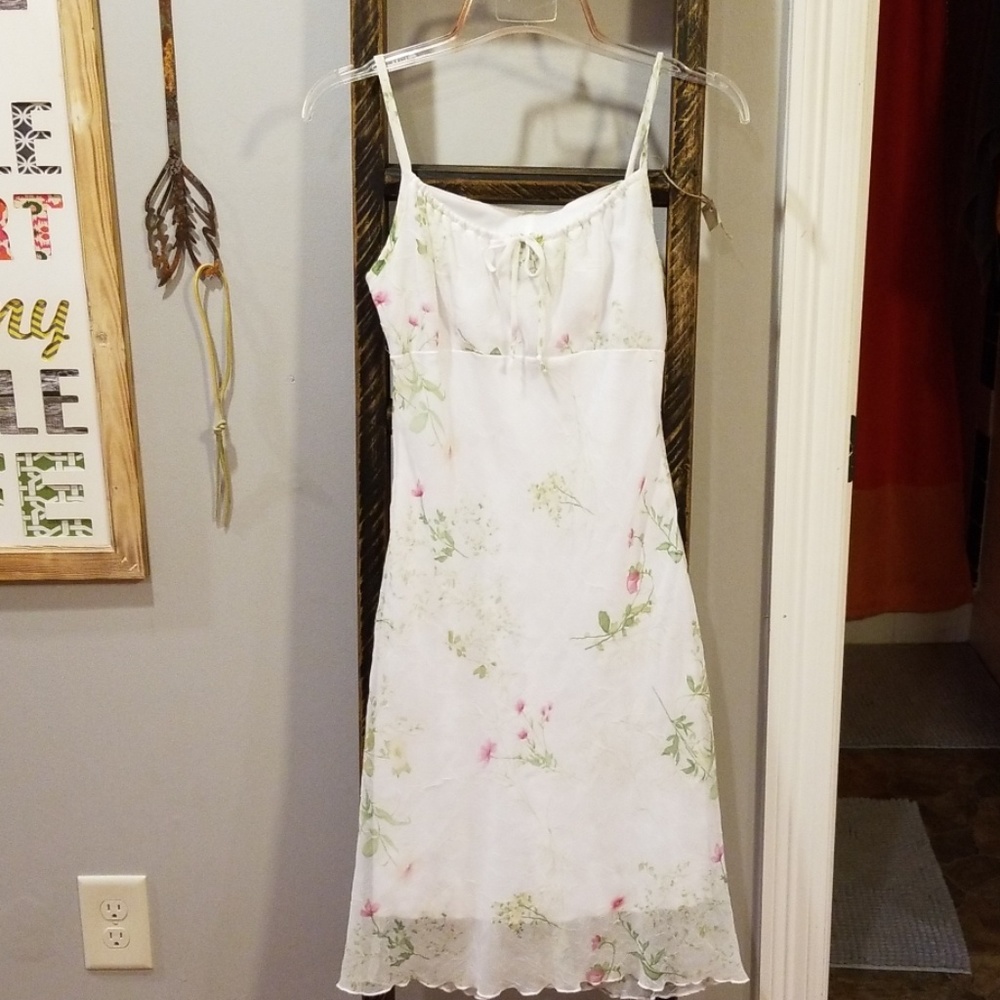 Junior's Size 5 (fits like a S)  feminine dress